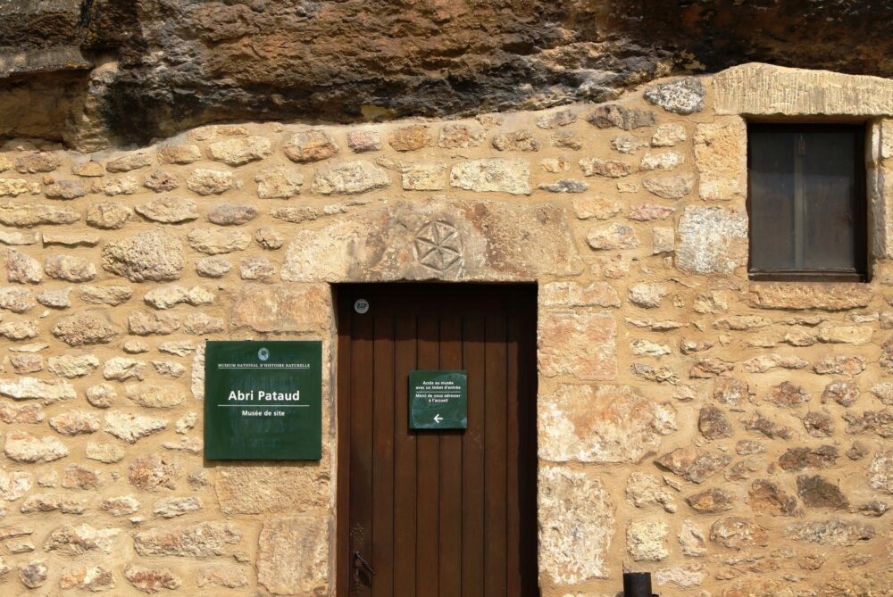 Façade de l'Abri Pataud aux Eyzies