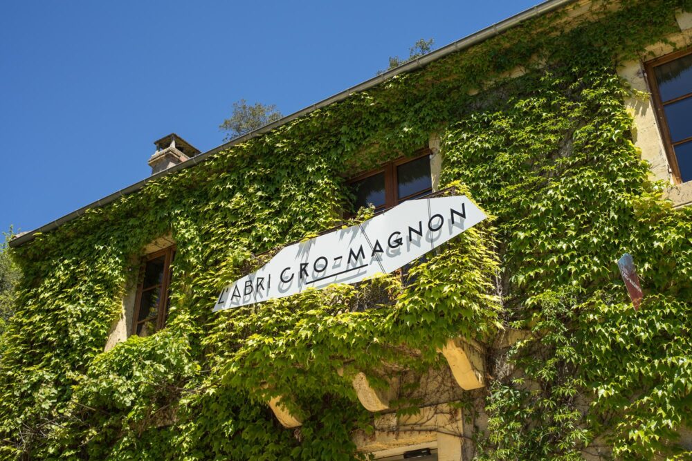 Façade de l'bri de Cro-Magnon aux Eyzies