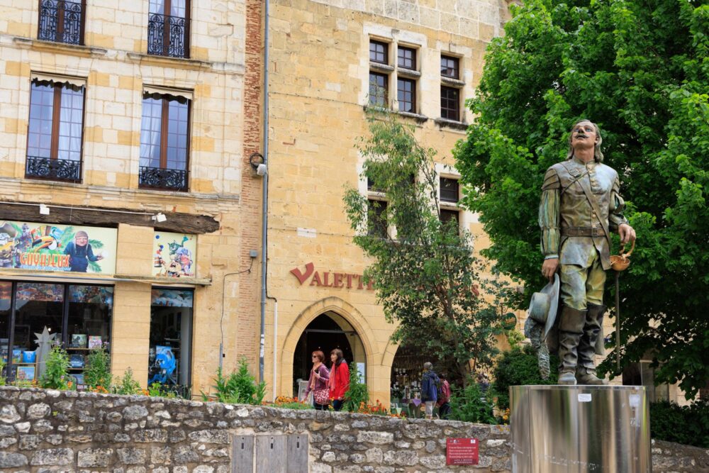 La statue de Cyrano de Bergerac à Bergerac, Nouvelle-Aquitaine
