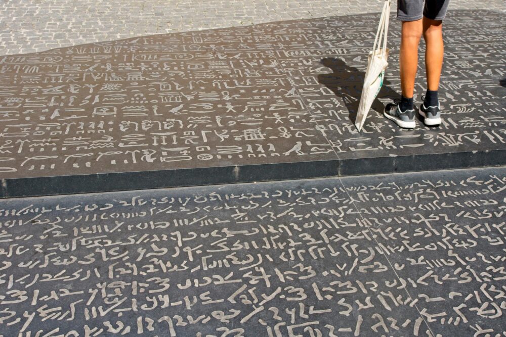 Reproduction de la Pierre de Rosette sur la Place des Écritures à Figeac