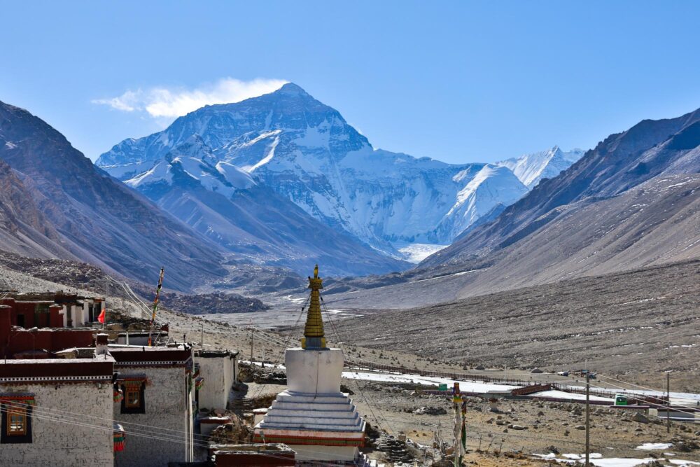 Vue sur l'Everest depuis le monastère de Rongbuk au Tibet