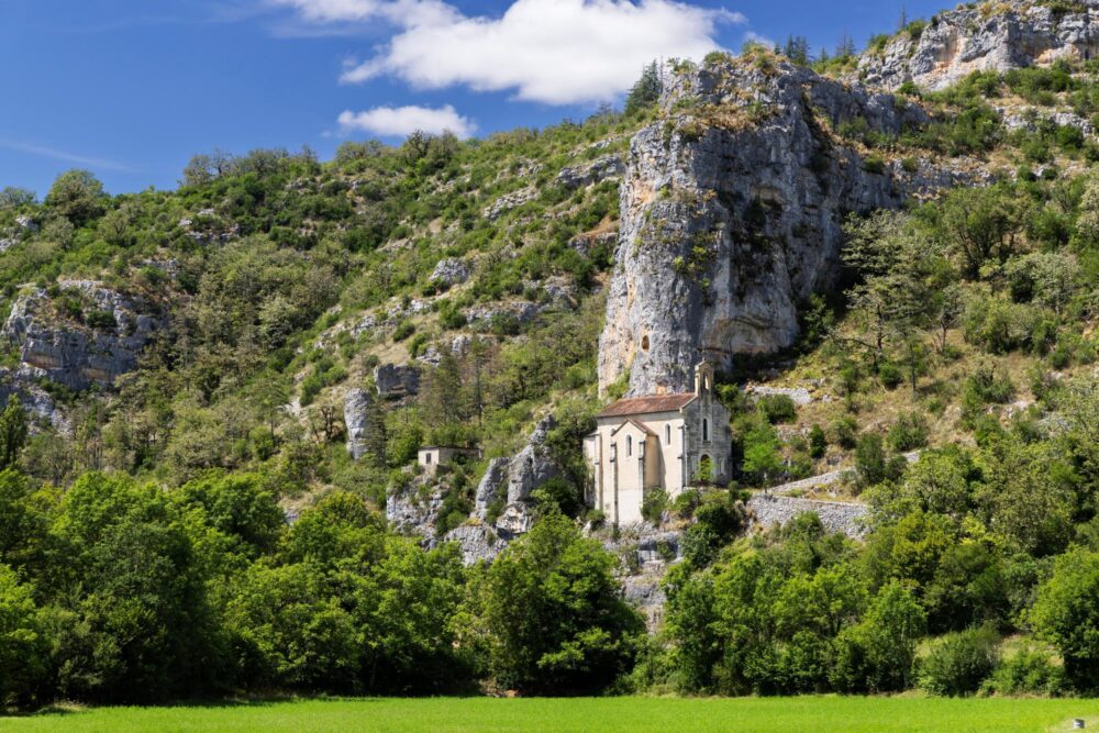 Vue sur la Chapelle Saint Roch à flanc de falaise à Sauliac sur Célé