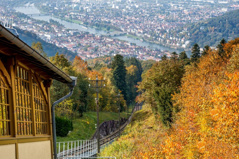 Vue sur le funiculaire et la ville de Heidelberg depuis le Königstuhl