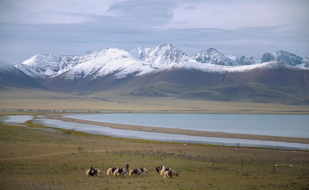 Vue sur le lac Namsto au Tibet