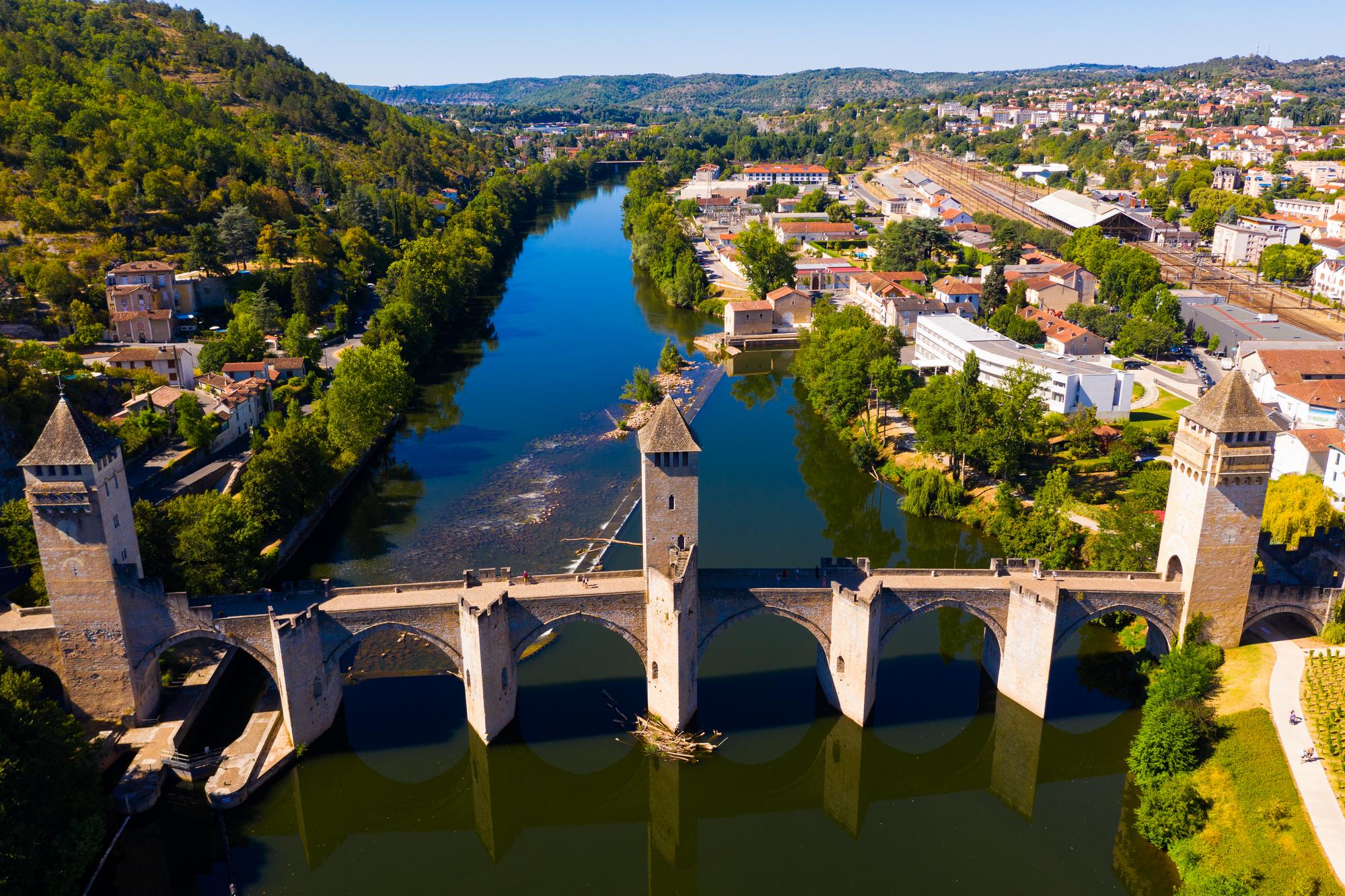 Vue sur le pont Valentré et la ville de Cahors