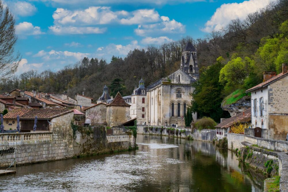 Vue de Brantome en Périgord avec la rivière Dronne en Dordogne, France
