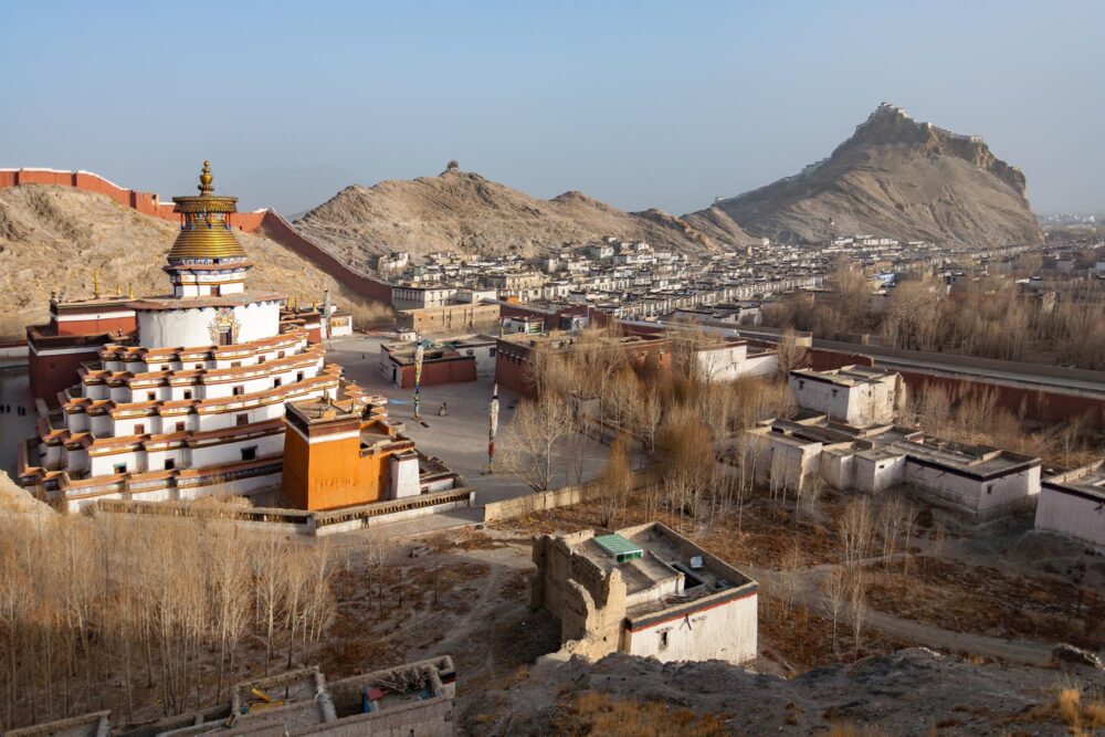 Vue sur Gyantsé et la forteresse de Dzong au Tibet