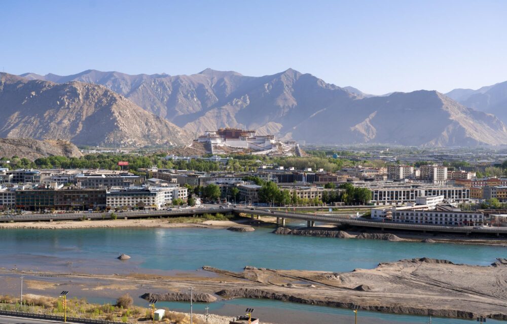 Vue sur la ville de Lhassa au Tibet