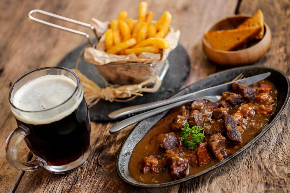 carbonnade flamande, frites et bières, typique de la gastronomie de valenciennes