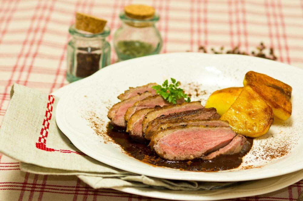 gastronomie périgourdine avec du magret de canard et des pommes de terre