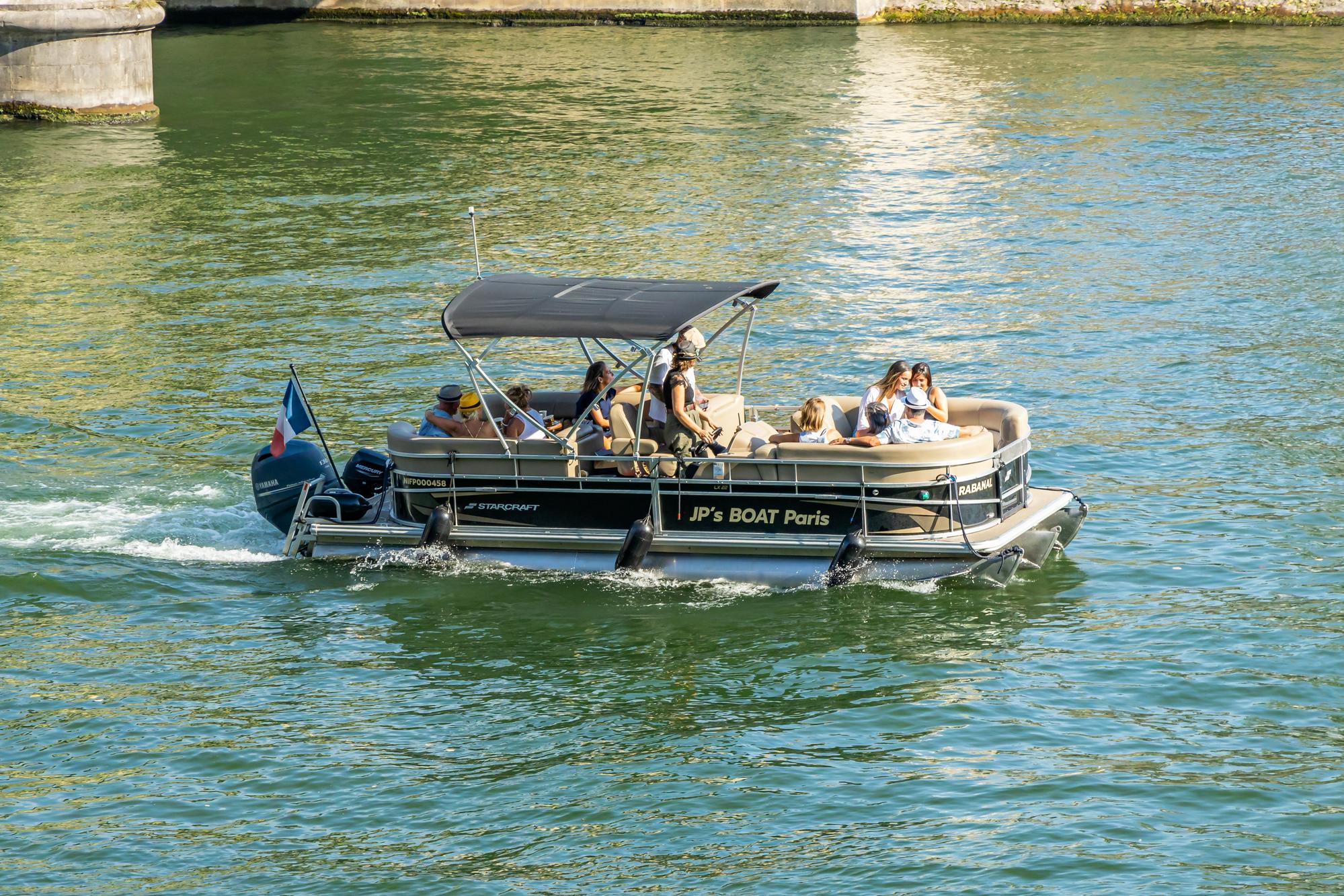 Croisière privée à bord d’un bateau ponton avec skipper