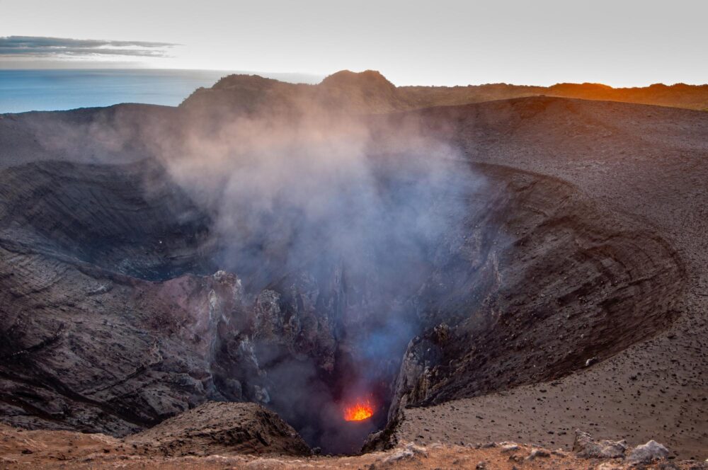 Le cratère en éruption du mont Yasur au Vanuatu