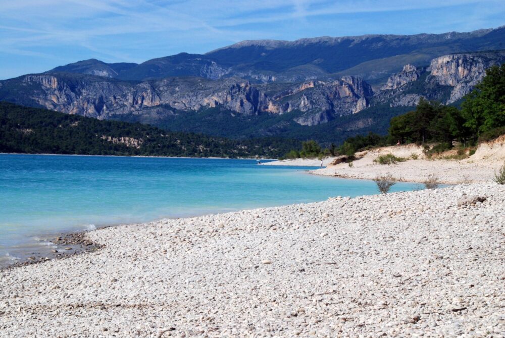 Plage de galets au lac de Sainte-Croix