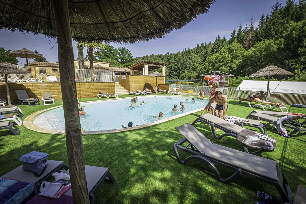 Piscine dans un camping en Ardèche