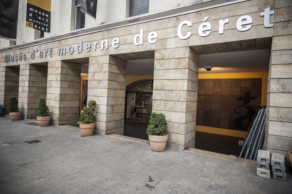 Façade du Musée d'Art Moderne de Céret entourée de végétation méditerranéenne