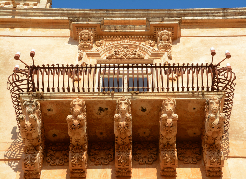 Figures sculptées du Palazzo Villadorata, Noto, Sicile