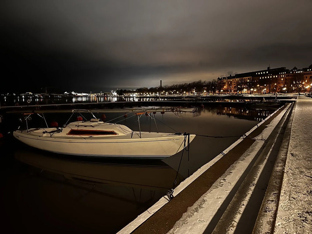 Le parc Kaivopuisto de nuit à Helsinki, Finlande