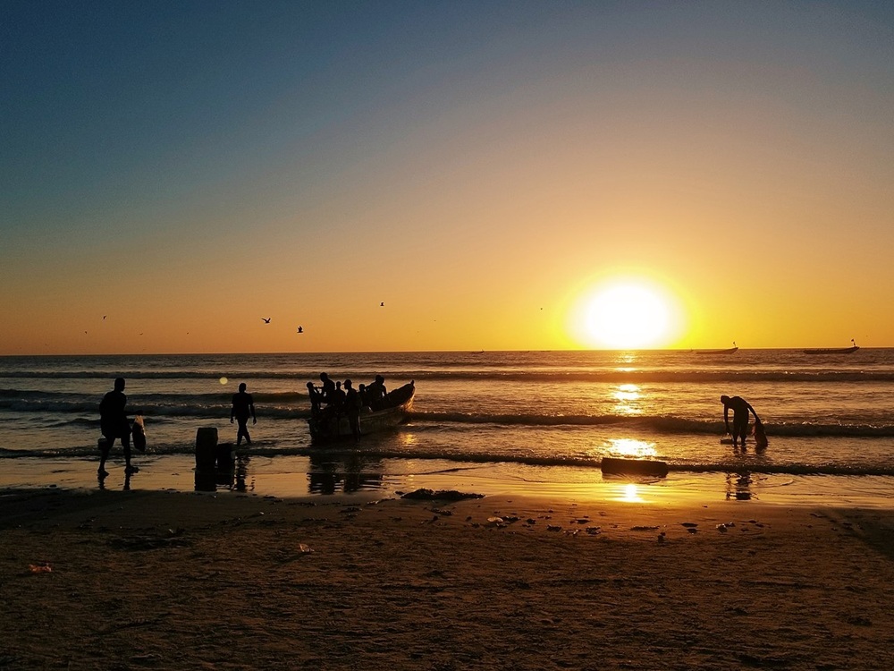 Plage à Cap Skirring sous un coucher du soleil, Casamance