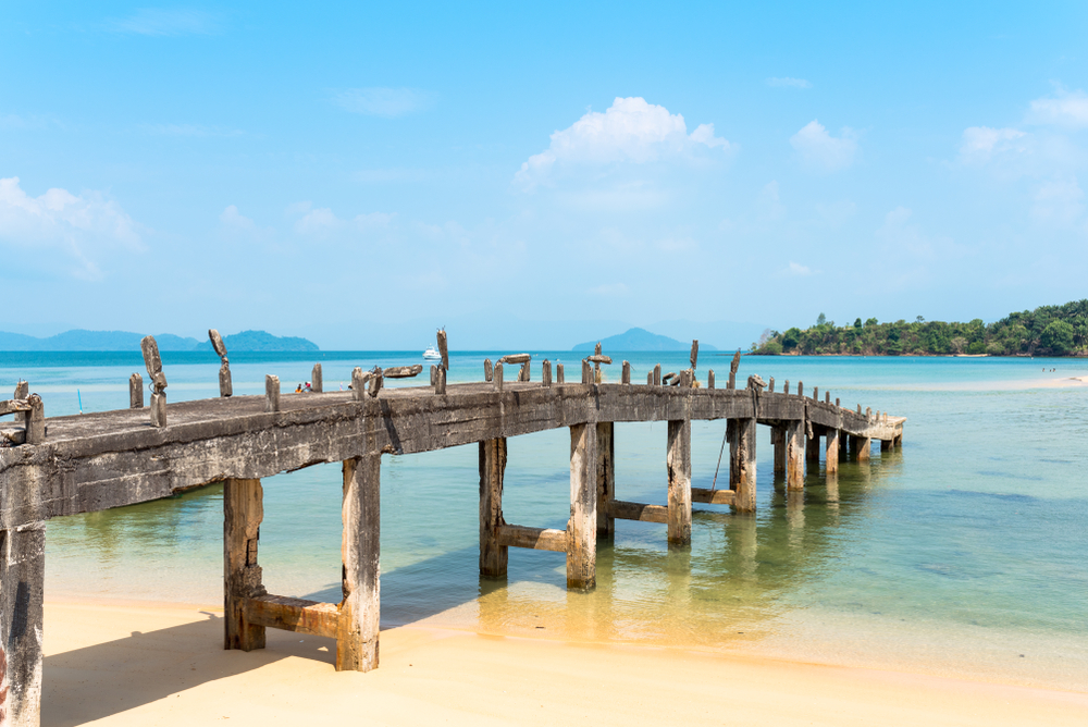 Ponton en pierre sur la plage Ao Mae Mai, Koh Phayam
