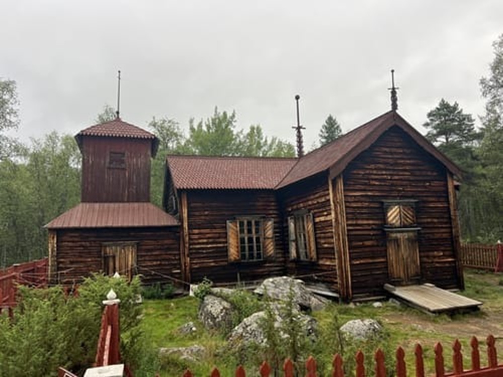 Sentier vers l'église de Pielpajärvi en Laponie, Finlande