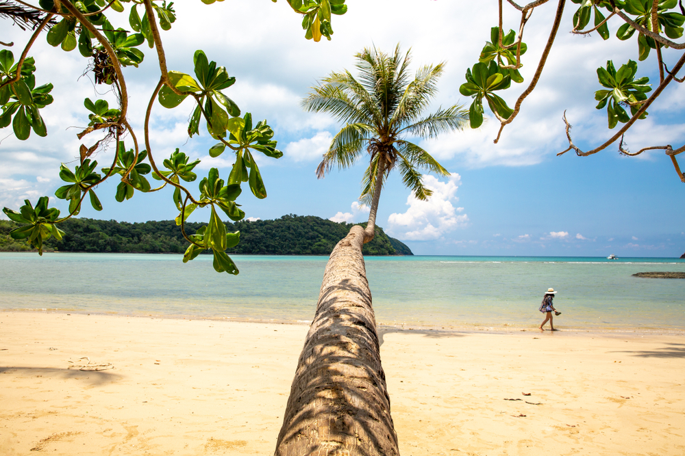 Superbe plage à Ao Kao, le centre animé de l'île Koh Mak en Thaïlande