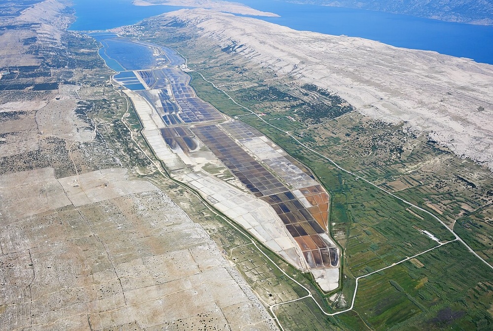Vue aérienne des salines de Pag, Croatie