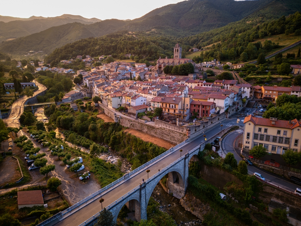 Vue aérienne du village de Prats-de-Mollo-la-Preste dans le Vallespir