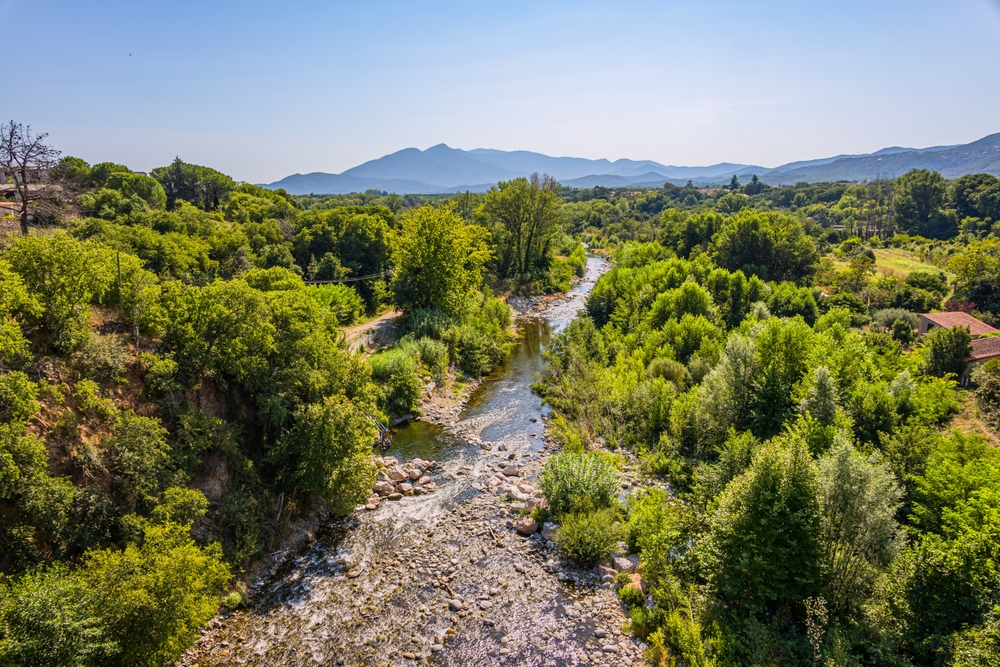 Vue plongeante sur la rivière du Tech aux abords de Céret, entouré de végétation méditerranéenne