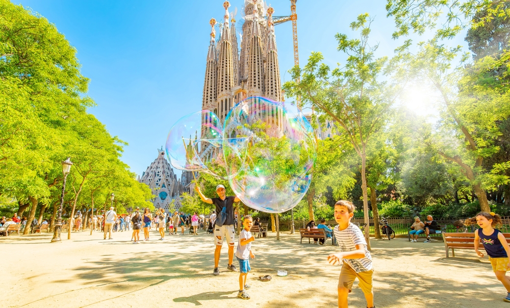 Enfants qui jouent devant la Sagrada Familia à Barcelone