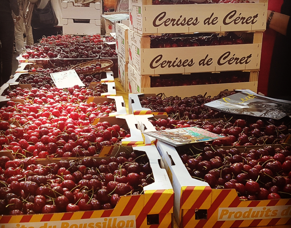 Étals de cerises du marché de Céret un samedi matin
