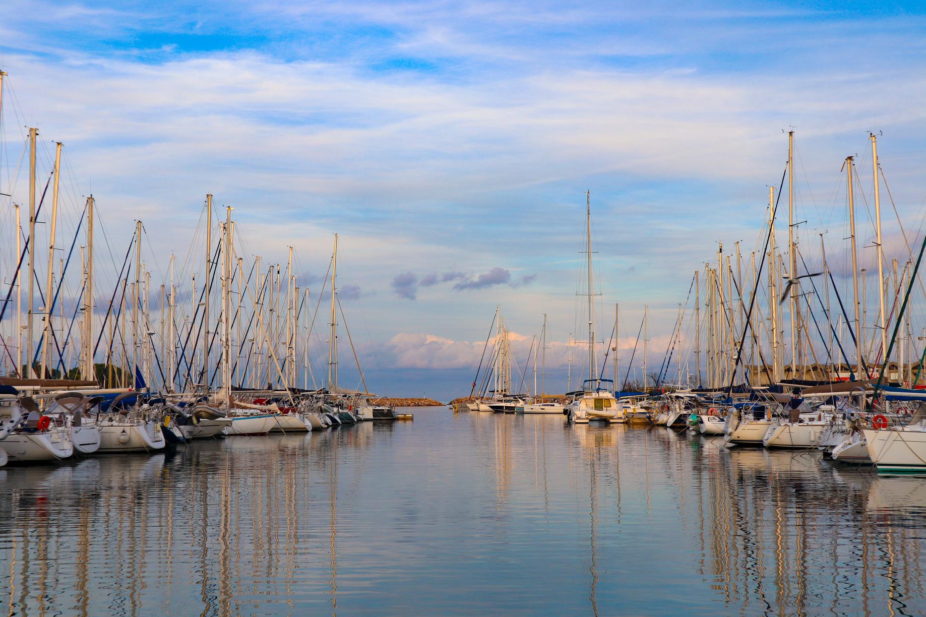 Les bateaux dans le port de Saint-Cyprien