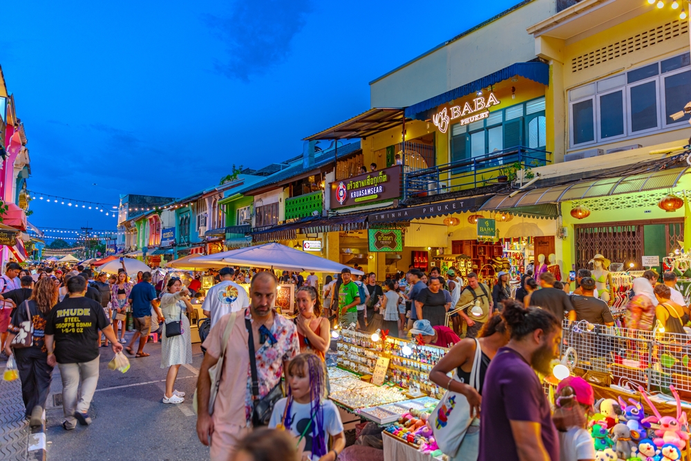 Touristes sur un marché de nuit de Phuket