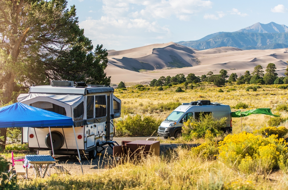 Camping RV dans les dunes de sable du Colorado