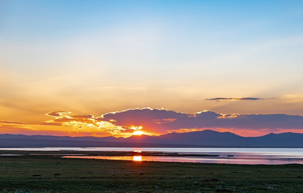 Coucher de soleil sur le lac Song Kul, Kirghizistan
