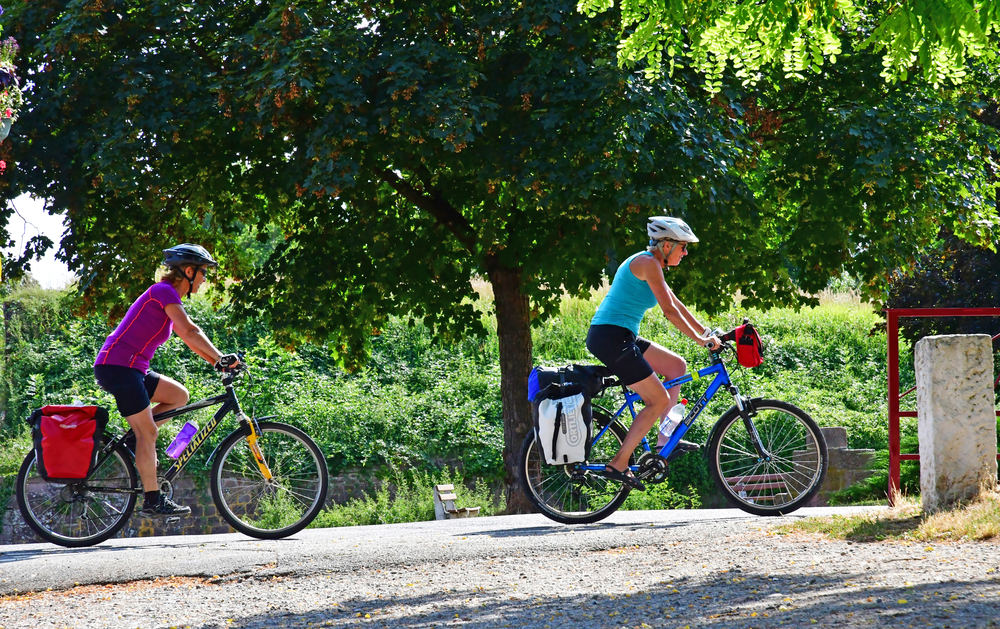 Couple faisant du vélo autour des remparts de Neuf-Brisach, Alsace