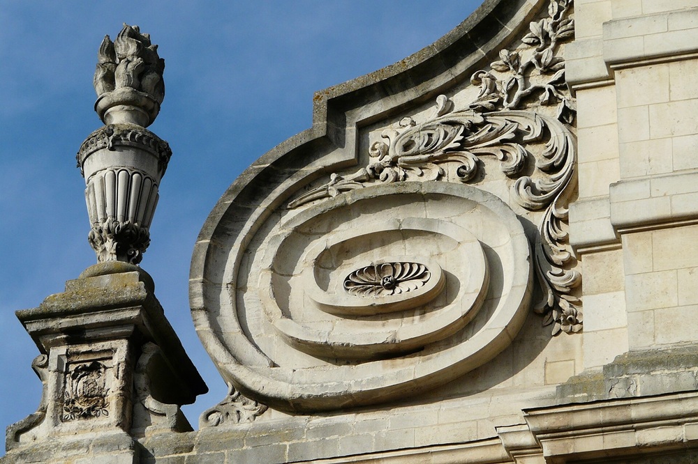 Détail architectural de la façade de la chapelle des Jésuites, Cambrai