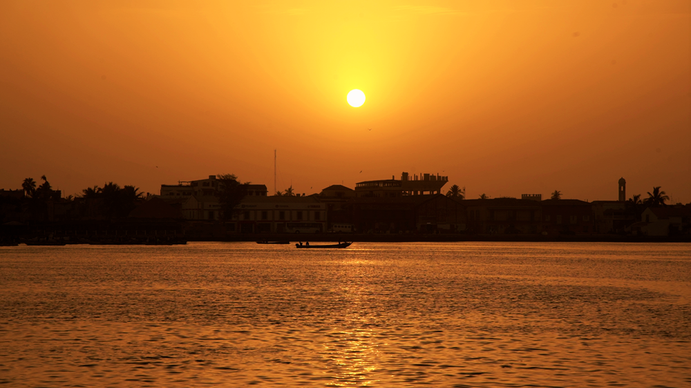 Pirogue sur le fleuve Sénégal à Saint-Louis