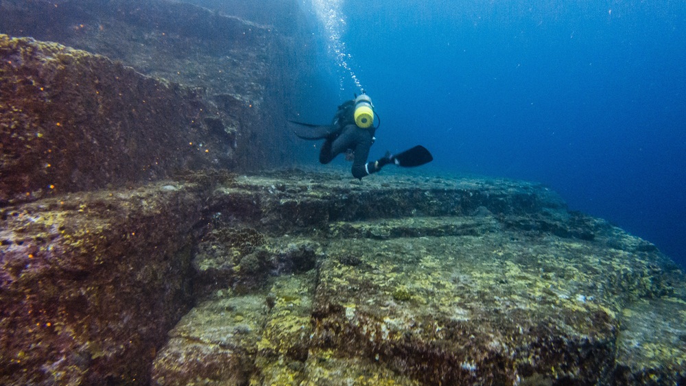 Plongée sur le Monument de Yonaguni, Okinawa