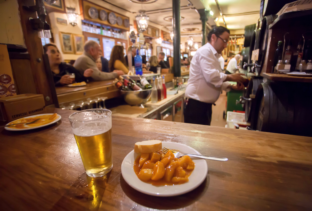 Tapas à base de pommes de terre à Grenade, Espagne