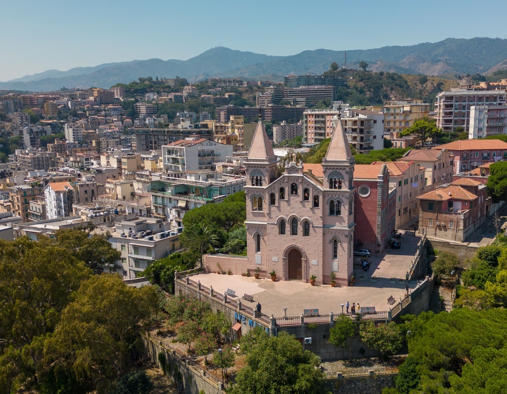 Vue sur le sanctuaire de la Madonna di Montalto à Messine, Sicile