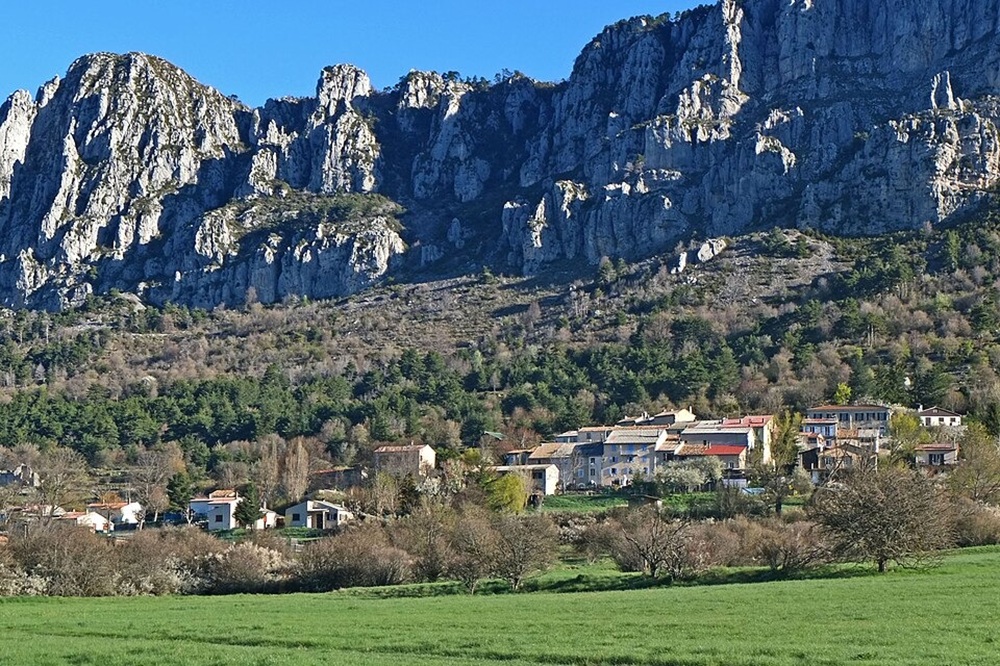 Vue sur le village de Séranon, près de Thorens