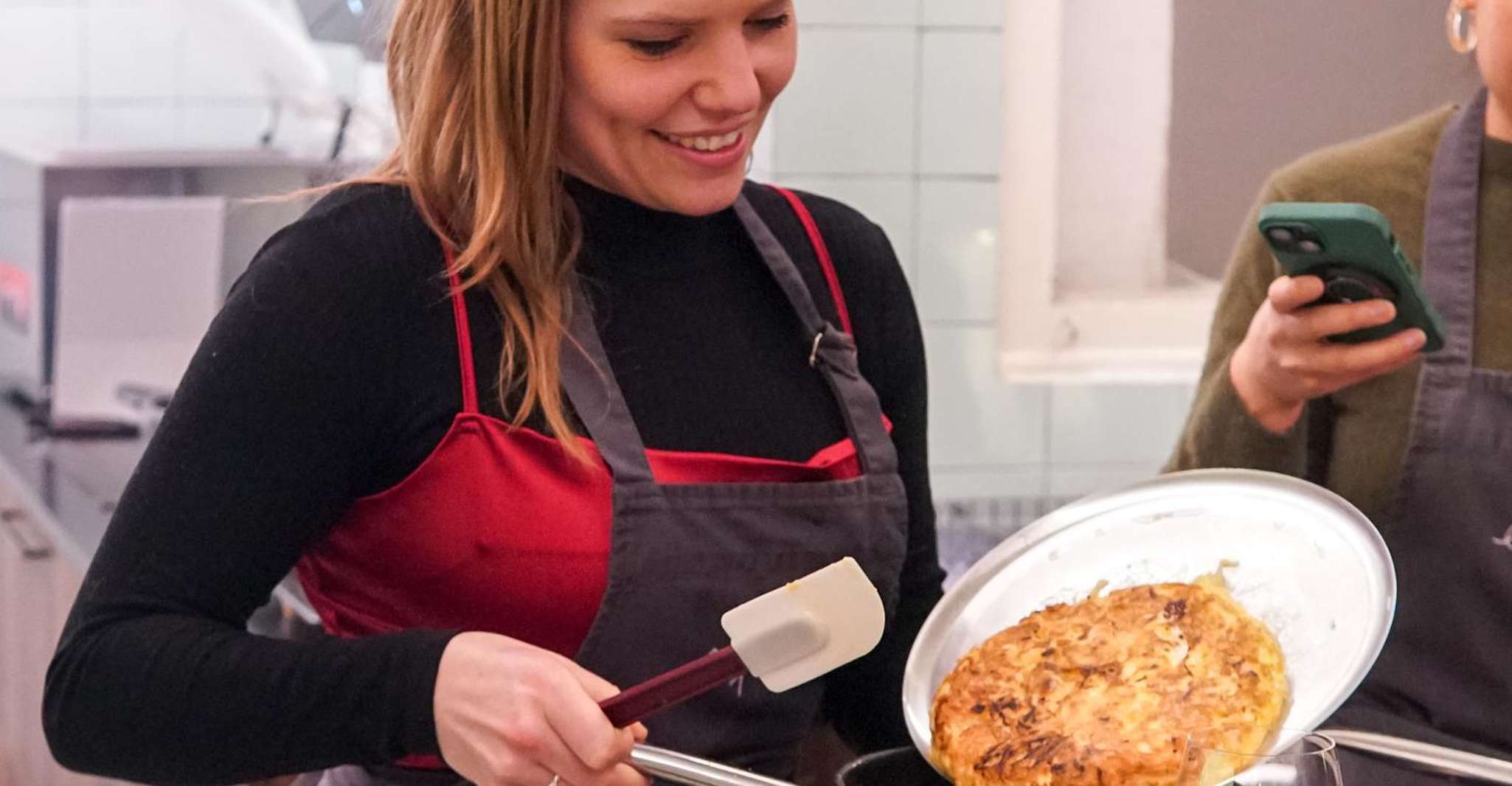 Barcelone : cours de cuisine tortilla de patata et vin à volonté