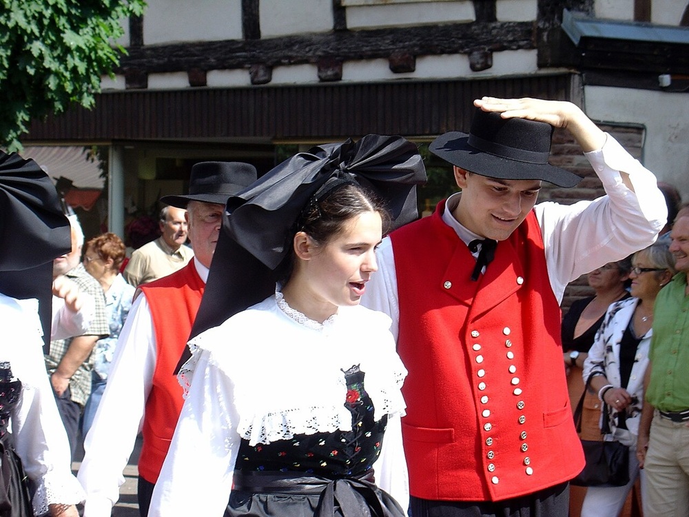 Costumes traditionnels portés pendant les fêtes de la Pentecôte, Wissembourg