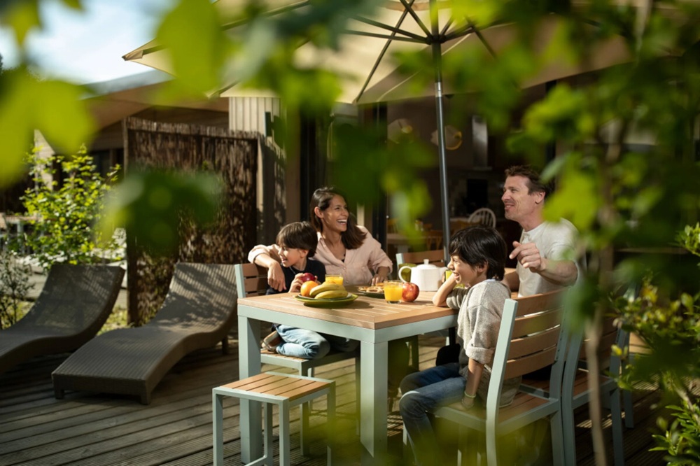 Famille mangeant sur une terrasse dans un domaine Center Parcs