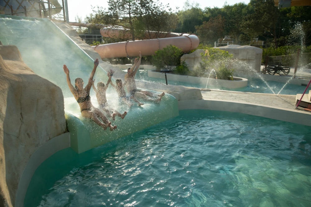 Famille profitant d'un tobogan aquatique dans un domaine Center Parcs