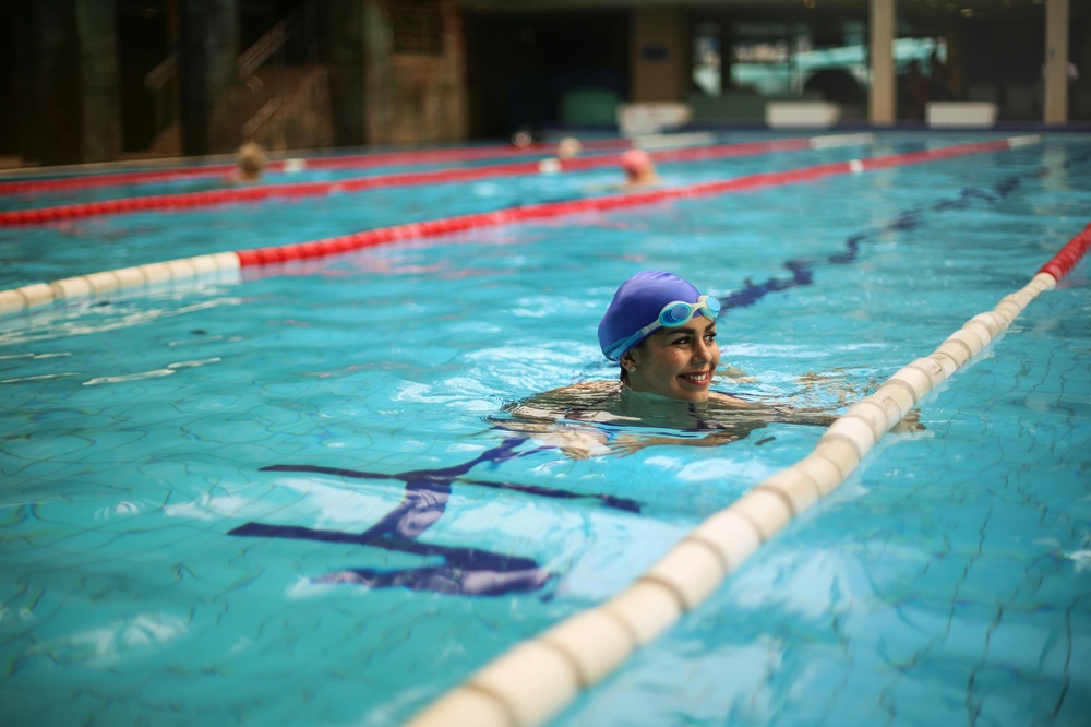 Jeune femme dans une piscine