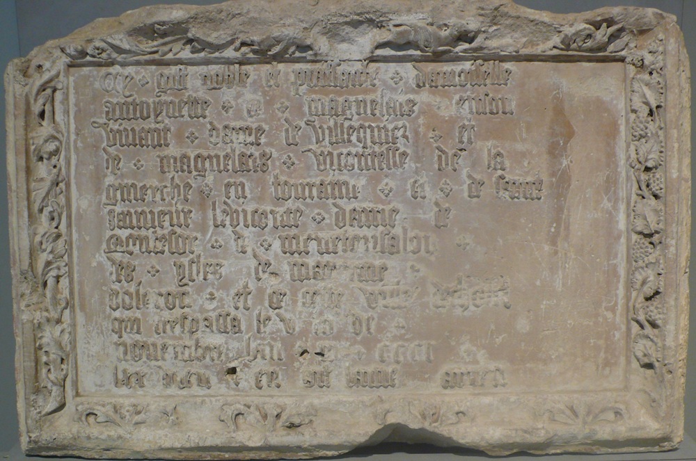 Pierre tombale conservée au Musée d'Art et d'Histoire de Cholet