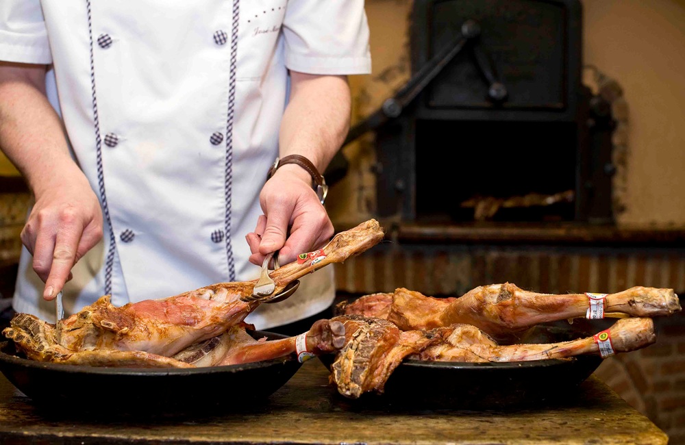 Préparation du lechazo asado, Valladolid