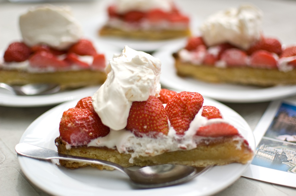 Tarte à la fraise avec de la crème Chantilly