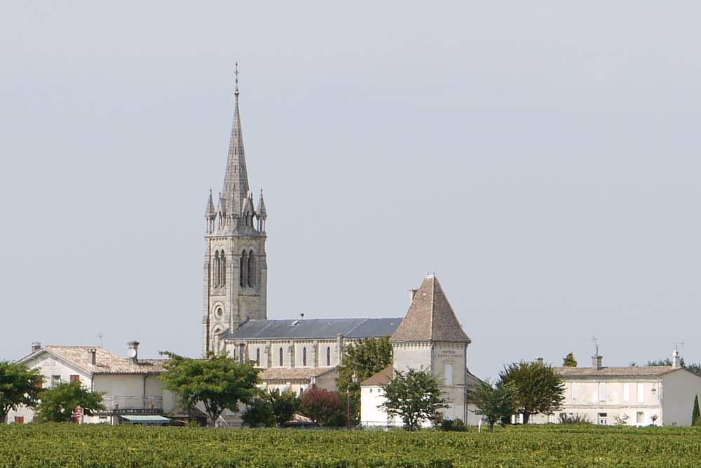 Village de Pomerol entouré de vignes